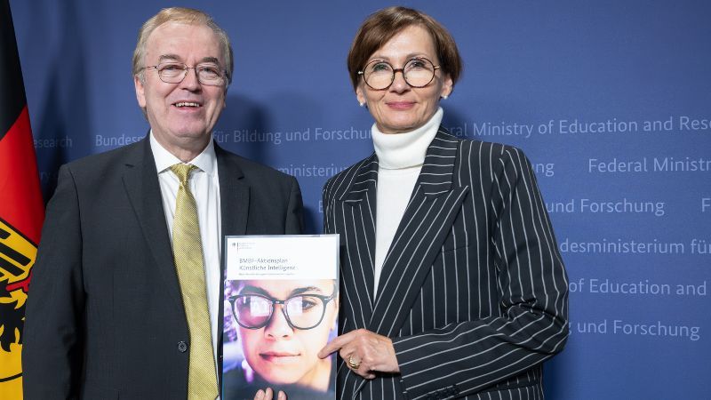 Bettina Stark-Watzinger, Bundesministerin für Bildung und Forschung (r.), und Prof. Dr. Thomas Lippert, Direktor des Jülich Supercomputing Centre am Forschungszentrum Jülich (l.)