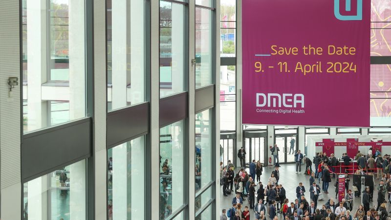 DMEA Treppenaufgang zur Messe