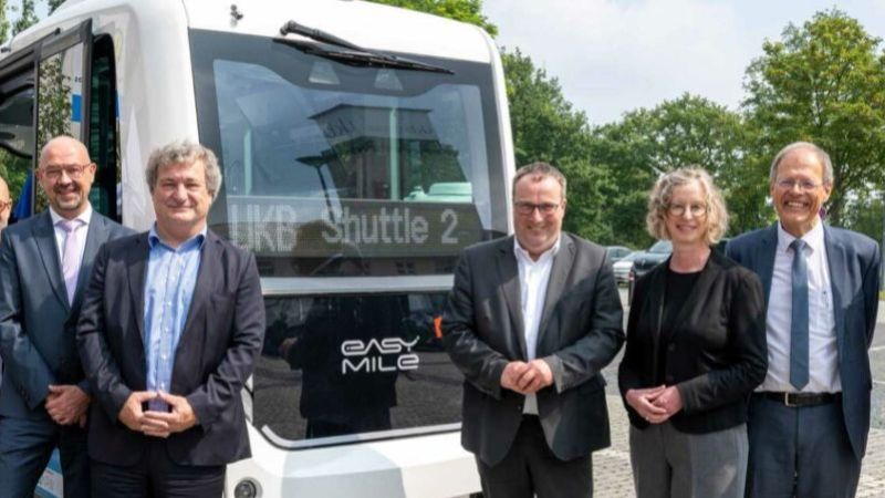 Inbetriebnahme  UKB Shuttle Busse mit Oliver Krischer, Minister für Umwelt, Naturschutz und Verkehrs des Landes Nordrhein-Westfalen, Nicole Unterseh, Bürgermeisterin der Stadt Bonn, Prof. Wolfgang Holzgreve, Ärztlicher Direktor UKB